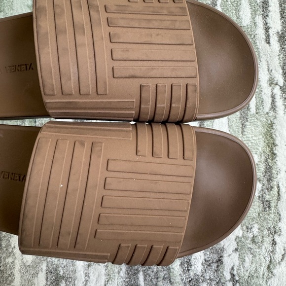 BOTTEGA VENETA Carpet Embossed Rubber Slides - Picture 6 of 7